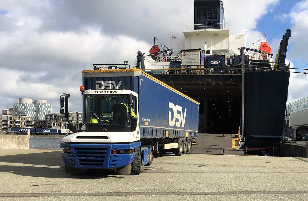 ATTIVITA' MOVIMENTAZIONE TRAILER NAVI PASSEGGERI - COMPAGNIA PORTUALE BRIAMO BRINDISI- IMMAGINE DI ESEMPIO DEL SERVIZIO